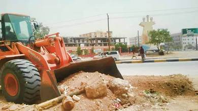 ​إزالة مخلفات البناء والسيارات القديمة من شوارع عتق